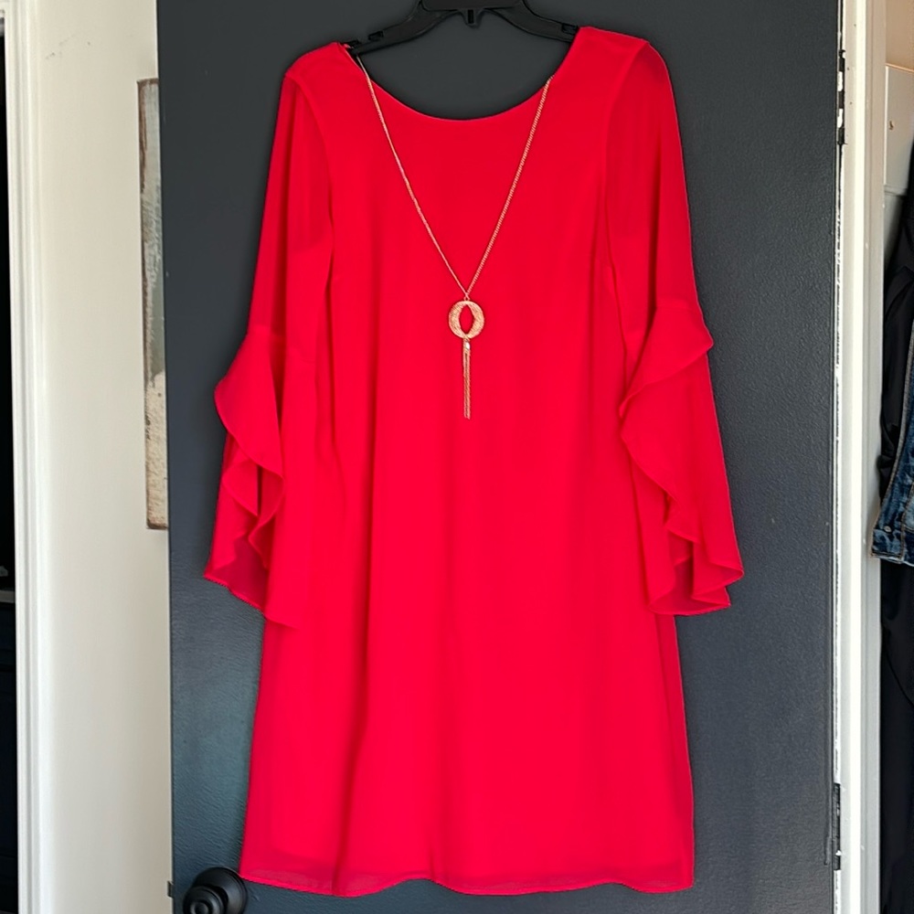 Classic dress for any occasion w/ removable gold chain. In great condition.